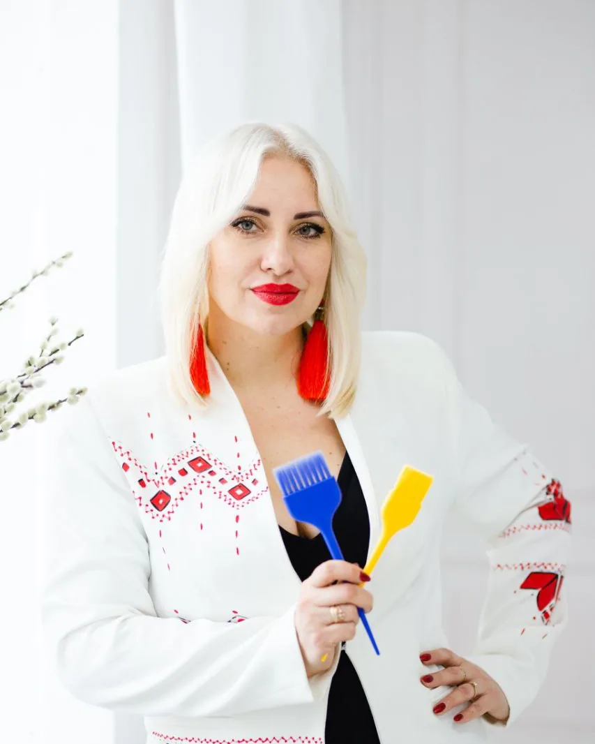 Тетяна Вакула, головний технолог Multicolor, з пензлями для фарбування