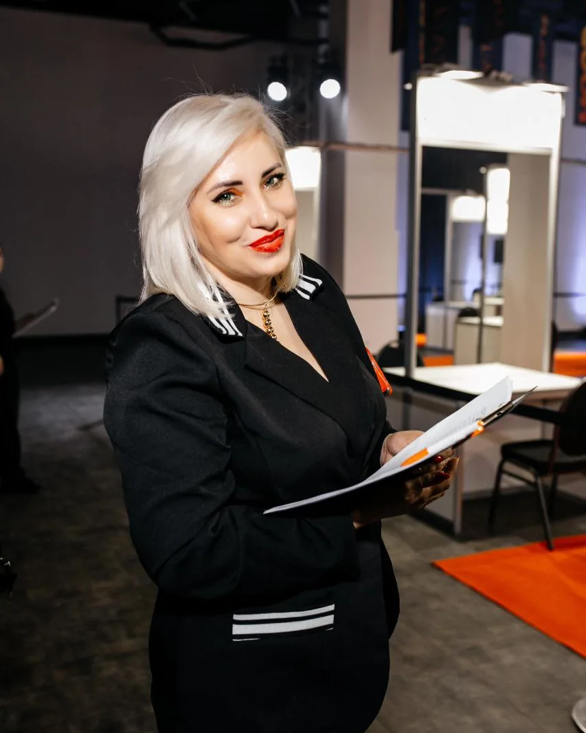 Тетяна Вакула з програмою семінару на навчальній події Multicolor